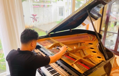 Chỉnh đàn cho khách hàng tại Vũng Tàu