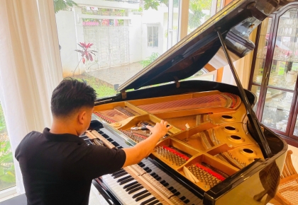 Chỉnh đàn cho khách hàng tại Vũng Tàu