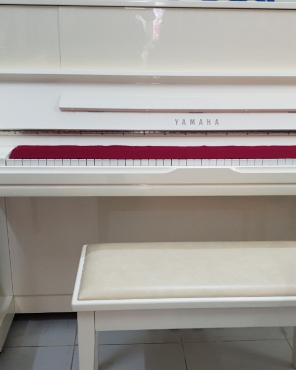 YAMAHA U1J