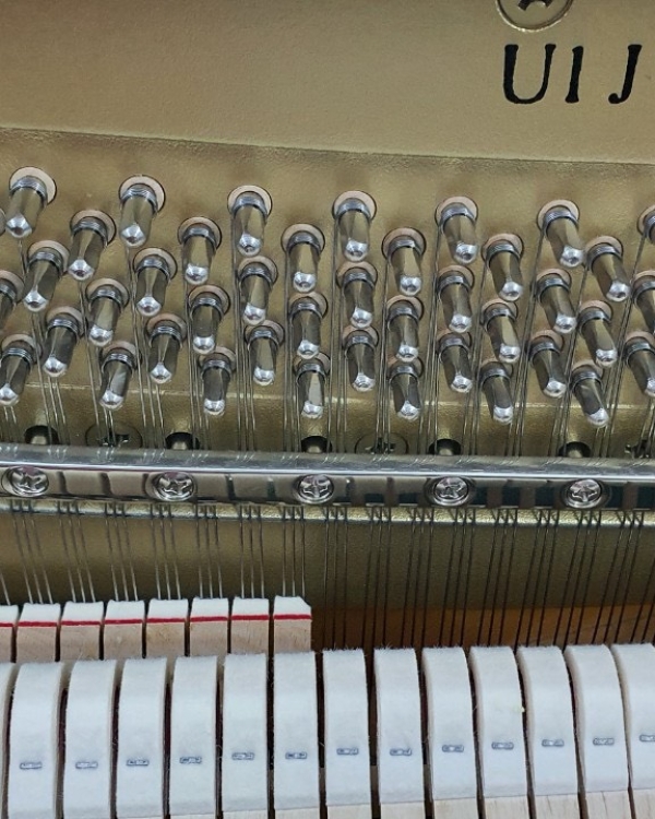 YAMAHA U1J