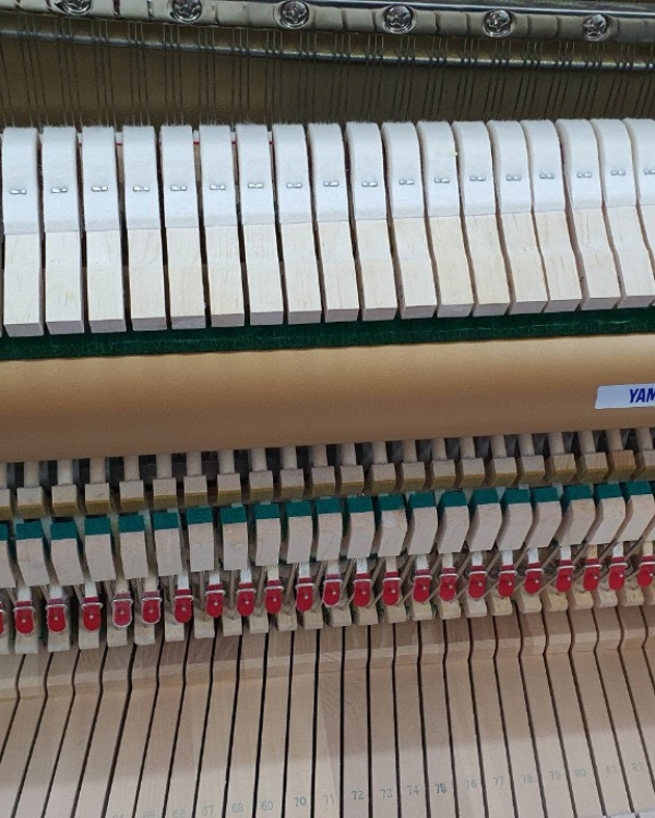 YAMAHA U1J